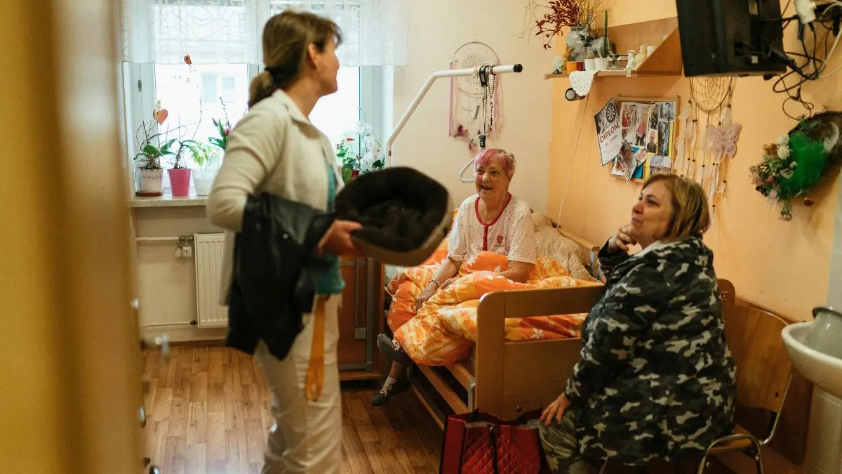 Small vs Large Assisted Living: What New York Families Should Know Before Choosing